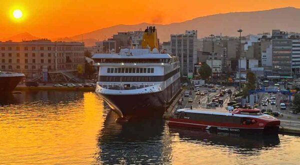 how to travel between italy and greece